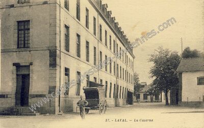 Carte postale ancienne La Caserne — Laval (Mayenne)