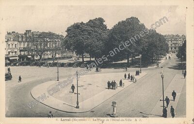 Carte postale ancienne La Place de l'Hôtel-de-Ville — Laval (Mayenne)
