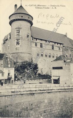 Carte postale ancienne Donjon du Vieux Château Féodal — Laval (Mayenne)