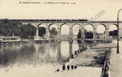 Carte postale ancienne Le Viaduc et la Mayenne — Laval (Mayenne)