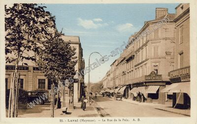Carte postale ancienne La Rue de la Paix — Laval (Mayenne)