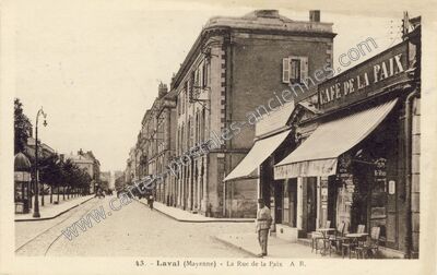 Carte postale ancienne La Rue de la Paix — Laval (Mayenne)