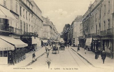 Carte postale ancienne La rue de la Paix — Laval (Mayenne)