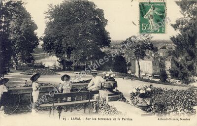 Carte postale ancienne Sur les terrasses de la Perrine — Laval (Mayenne)