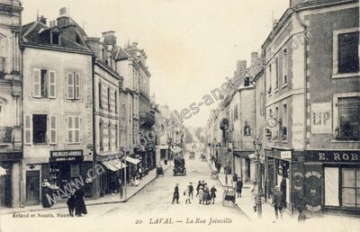 Carte postale ancienne La Rue Joinville — Laval (Mayenne)