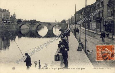 Carte postale ancienne Le quai Jehan-Fouquet et le vieux pont — Laval (Mayenne)