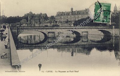 Carte postale ancienne La Mayenne au Pont-Neuf — Laval (Mayenne)