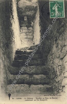Carte postale ancienne Le Château - Escalier au flanc du Donjon conduisant sur les Remparts — Laval (Mayenne)