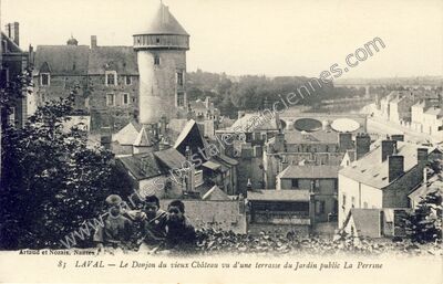 Carte postale ancienne Le Donjon du vieux Château vu d'une terrasse du Jardin public La Perrine — Laval (Mayenne)