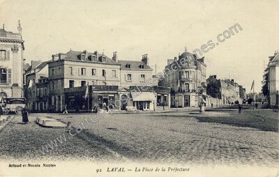 Carte postale ancienne La Place de la Préfecture — Laval (Mayenne)