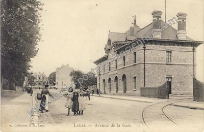 Carte postale ancienne Avenue de la Gare — Laval (Mayenne)