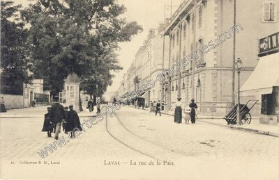 Carte postale ancienne La rue de la Paix — Laval (Mayenne)