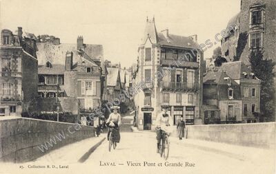 Carte postale ancienne Vieux Pont et Grande Rue — Laval (Mayenne)
