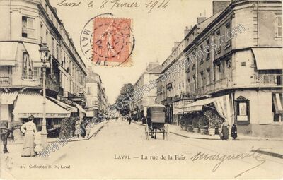 Carte postale ancienne La rue de la Paix — Laval (Mayenne)