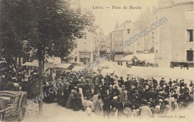 Carte postale ancienne Place du Marché — Laval (Mayenne)