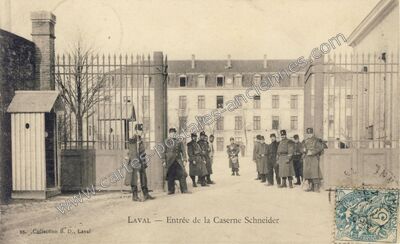 Carte postale ancienne Entrée de la Caserne Schneider — Laval (Mayenne)