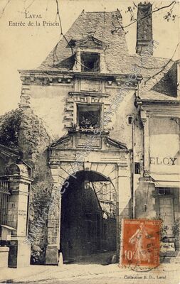 Carte postale ancienne Entrée de la Prison — Laval (Mayenne)