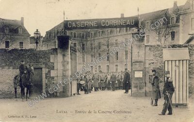 Carte postale ancienne Entrée de la Caserne Corbineau — Laval (Mayenne)