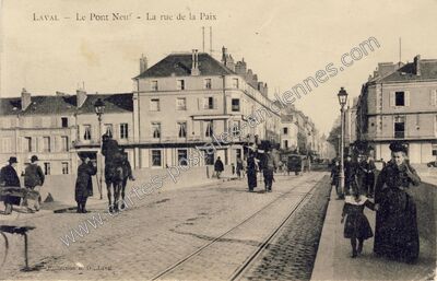 Carte postale ancienne Le Pont Neuf - La rue de la Paix — Laval (Mayenne)