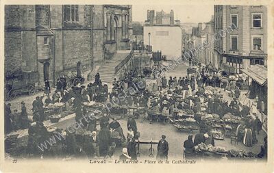 Carte postale ancienne Le Marché - Place de la Cathédrale — Laval (Mayenne)