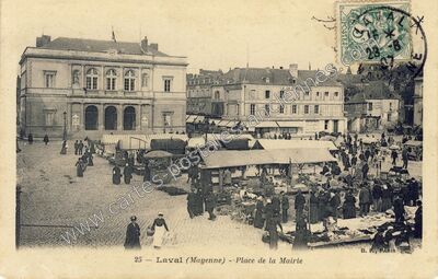 Carte postale ancienne Place de la Mairie — Laval (Mayenne)