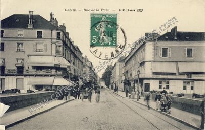 Carte postale ancienne Rue de la Paix — Laval (Mayenne)
