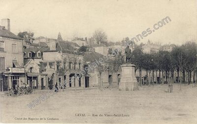 Carte postale ancienne Rue du Vieux-Saint-Louis — Laval (Mayenne)