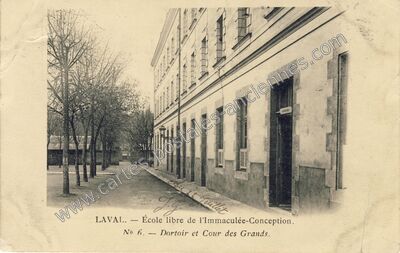 Carte postale ancienne École libre de l'Immaculée-Conception. Dortoir et Cour des Grands — Laval (Mayenne)