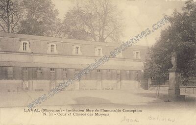 Carte postale ancienne Institution libre de l'Immaculée Conception - Cour et Classes des Moyens — Laval (Mayenne)