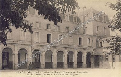 Carte postale ancienne Institution libre de l'Immaculée-Conception Petit Cloître et Dortoirs des Moyens — Laval (Mayenne)