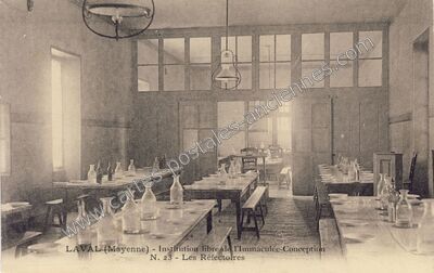 Carte postale ancienne Institution libre de l'Immaculée-Conception - Les Réfectoires — Laval (Mayenne)