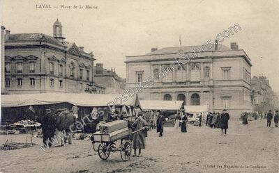 Carte postale ancienne Place de la Mairie — Laval (Mayenne)
