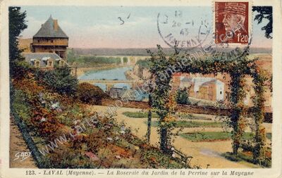 Carte postale ancienne La Roseraie du Jardin de la Perrine sur la Mayenne — Laval (Mayenne)