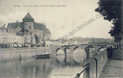 Carte postale ancienne Vue de la Prison, du Vieux Pont et des Quais — Laval (Mayenne)