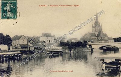 Carte postale ancienne Basilique d'Avesnières et Quais — Laval (Mayenne)