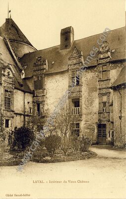 Carte postale ancienne Intérieur du Vieux Château — Laval (Mayenne)