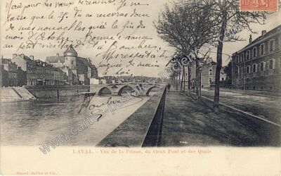 Carte postale ancienne Vue de la Prison, du vieux Pont et des Quais — Laval (Mayenne)