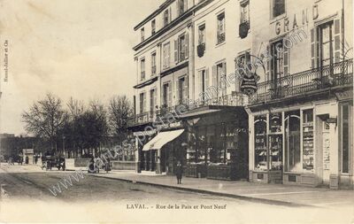 Carte postale ancienne Rue de la Paix et Pont Neuf — Laval (Mayenne)