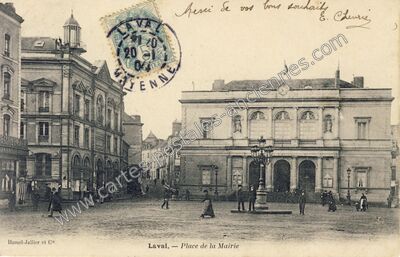 Carte postale ancienne Place de la Mairie — Laval (Mayenne)