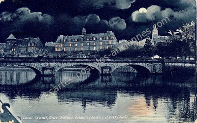 Carte postale ancienne La nuit, Vieux Château-Palais de Justice et Cathédrale — Laval (Mayenne)