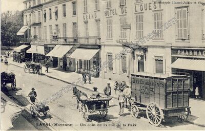 Carte postale ancienne Un coin de la rue de la Paix — Laval (Mayenne)