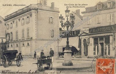 Carte postale ancienne Un Coin de la place de la Préfecture — Laval (Mayenne)