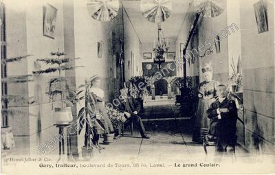 Carte postale ancienne Gary, traiteur, boulevard de Tours — Le grand Couloir — Laval (Mayenne)