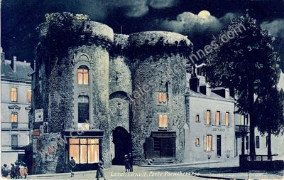 Carte postale ancienne La nuit. Porte Pseucheresse — Laval (Mayenne)