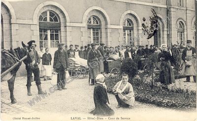 Carte postale ancienne Hôtel-Dieu - Cour de Service — Laval (Mayenne)