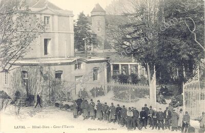 Carte postale ancienne Hôtel-Dieu - Cour d'Entrée — Laval (Mayenne)