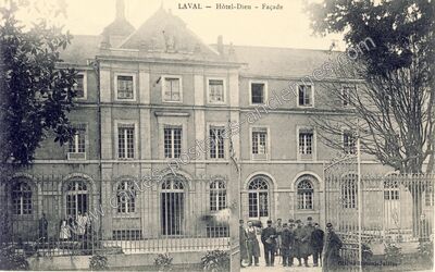 Carte postale ancienne Hôtel-Dieu - Façade — Laval (Mayenne)