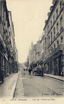 Carte postale ancienne Rue de l'Hôtel-de-Ville — Laval (Mayenne)