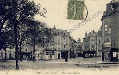 Carte postale ancienne Place du Palais — Laval (Mayenne)
