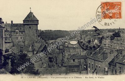 Carte postale ancienne Vue panoramique et le Château - Au fond, le Viaduc — Laval (Mayenne)